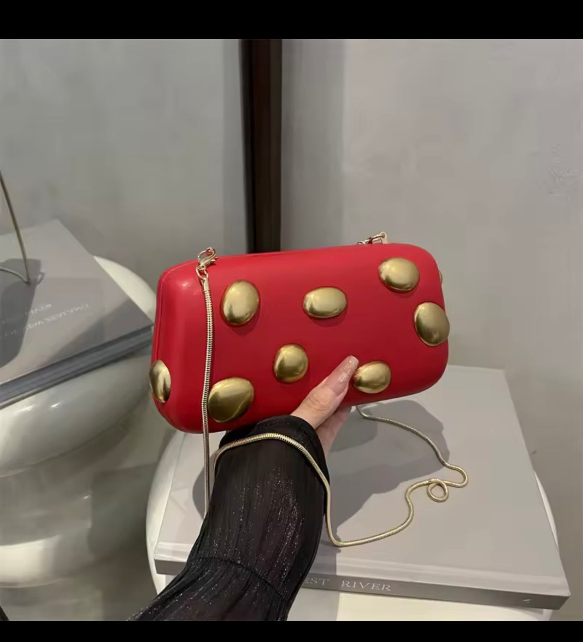 ✨ Gold Pebble Clutch